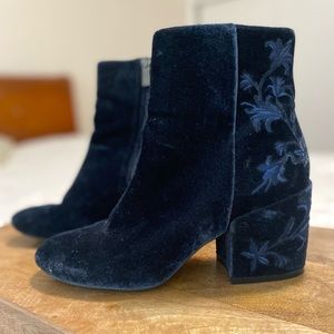 Kenneth Cole blue velvet booties in Womens size 8 with western floral detail